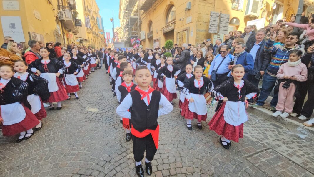 Mandorlo in Fiore 2026: Agrigento inaugura la 78ª edizione tra tradizione, pace e folklore internazionale Mandorlo in Fiore 2026: Agrigento inaugura la 78ª edizione tra tradizione, pace e folklore internazionale